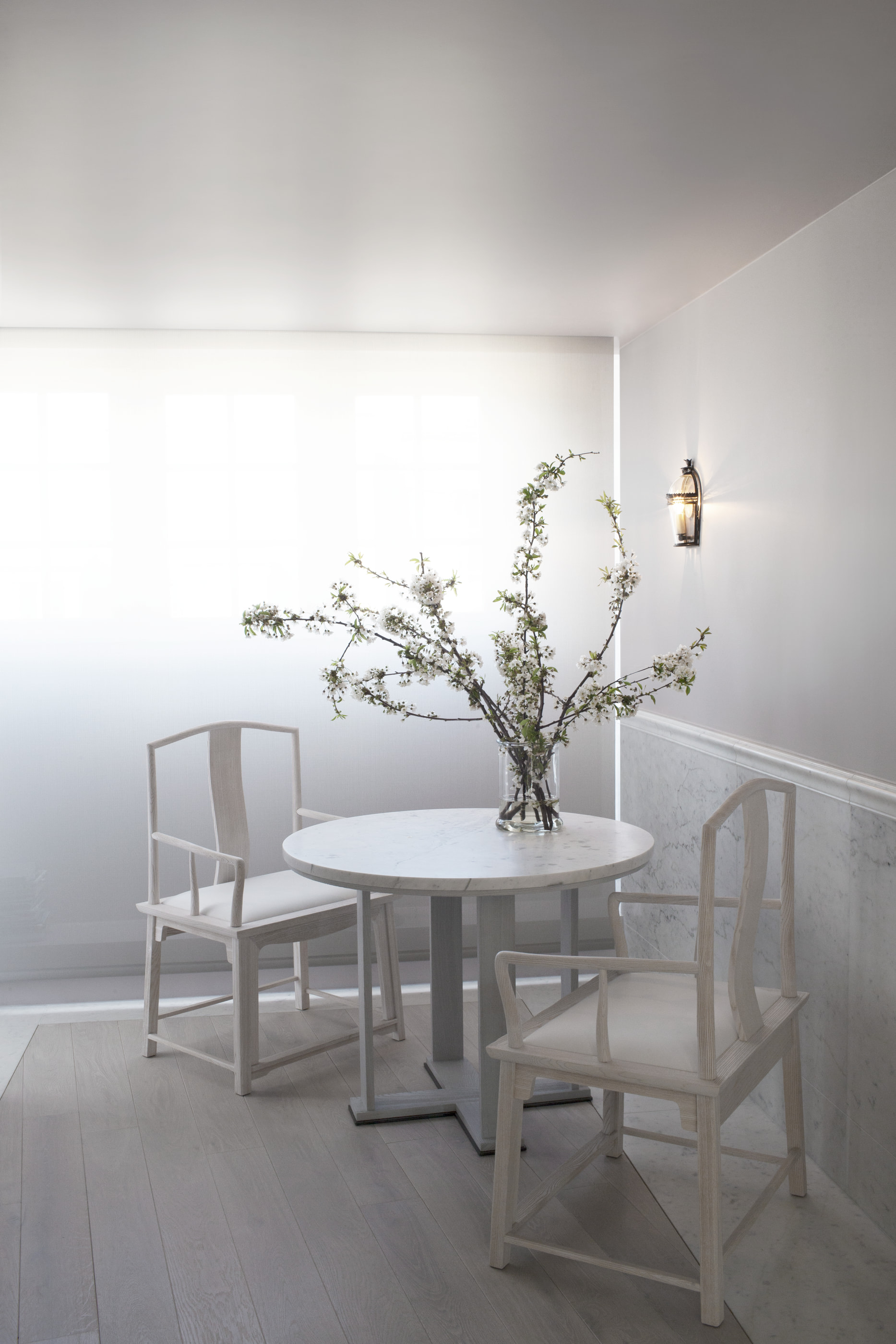 Kennedy Residence by Guillaume Alan — dining area beneath a vault, round white table and chairs, residence in Paris