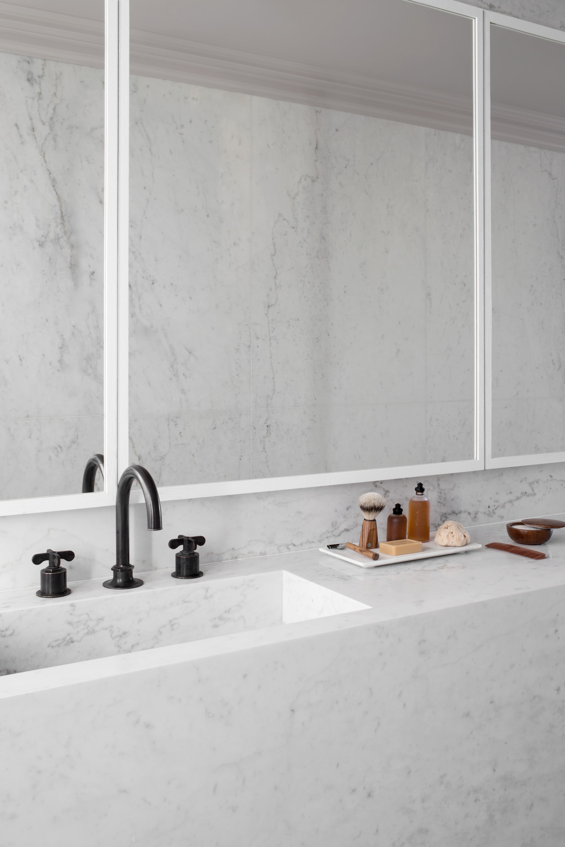 Kennedy Residence by Guillaume Alan — bathroom, marble bathtub and black fittings, residence in Paris