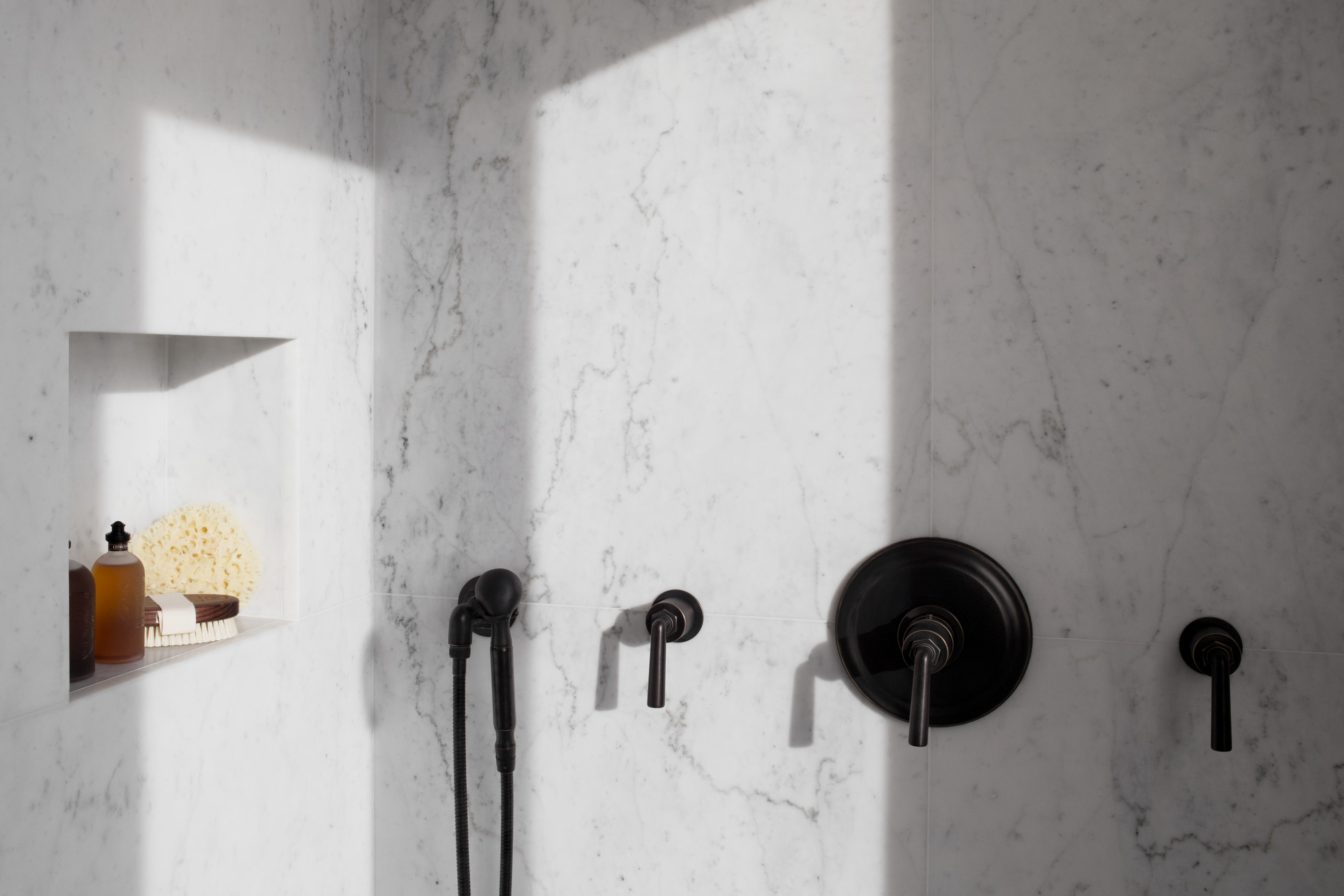 Kennedy Residence by Guillaume Alan — marble bathroom, niche and black fittings, residence in Paris