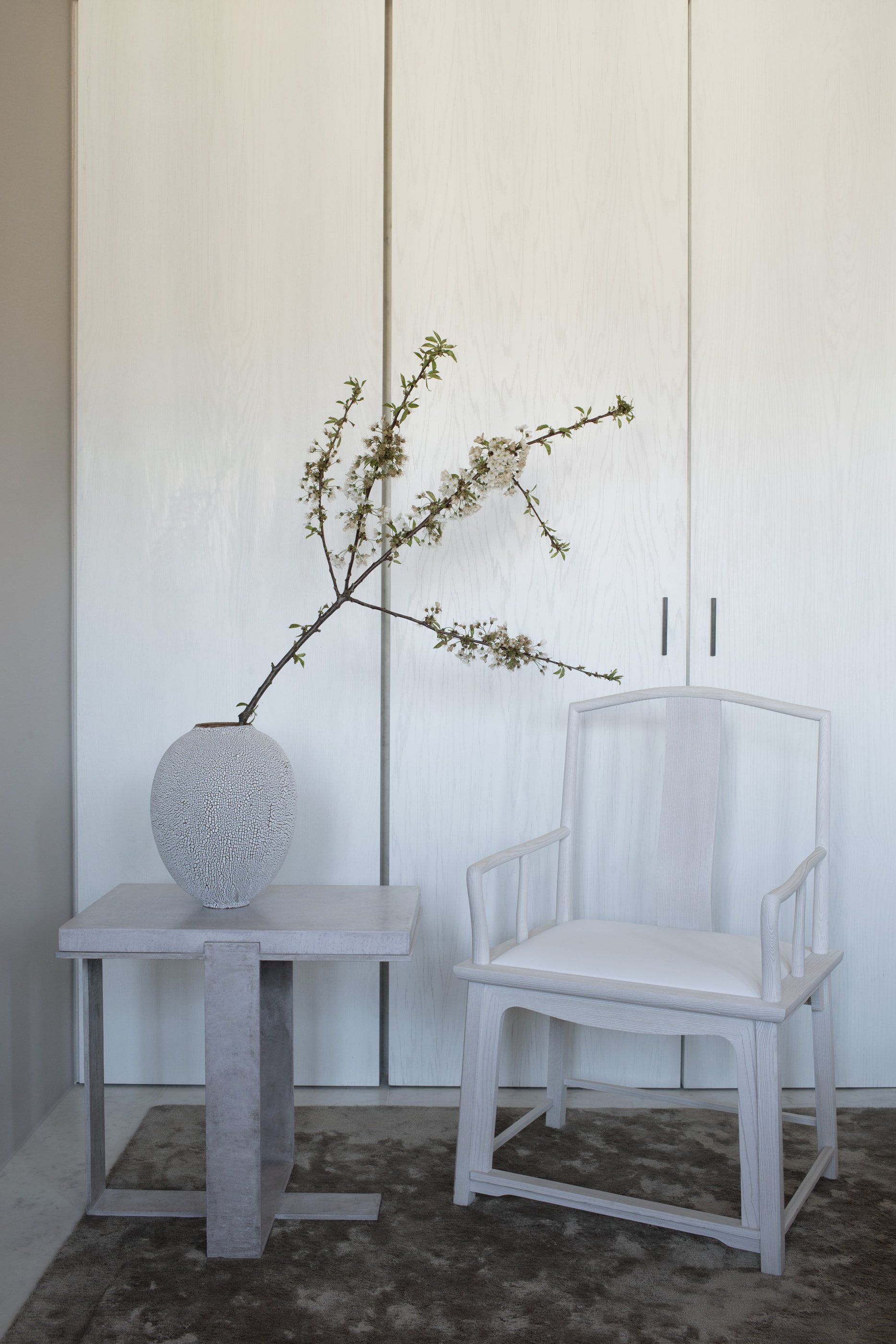 Kennedy Residence by Guillaume Alan — entrance, vase and white chair in front of the wardrobe, residence in Paris