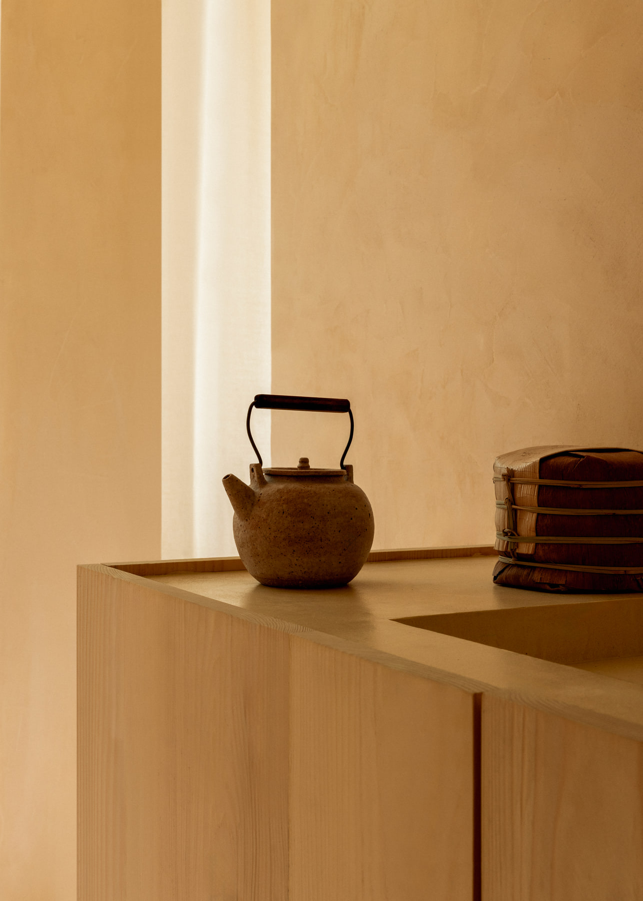L’Imparfait by Guillaume Alan — teapot on a travertine counter, apartment in Paris