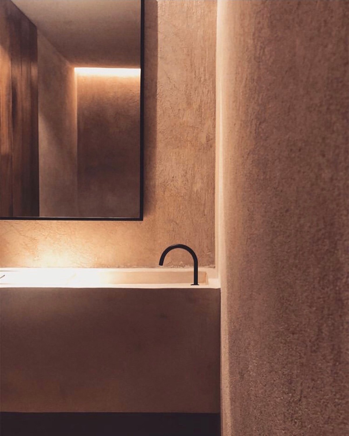 Porto Cervo by Guillaume Alan — plaster basin and mirror, residence in Sardinia